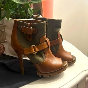 Tory Burch sexy military pump.